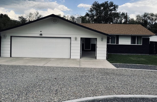 **Great Location** Cozy Farmhouse