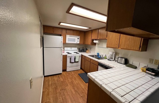 Great Location Clean, Quiet, 2BR. New Furniture