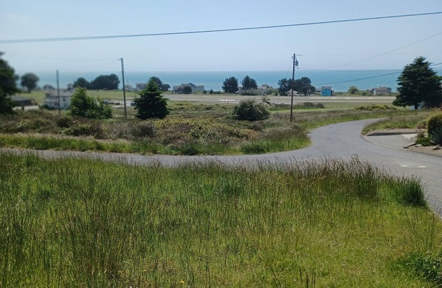 Great location on a 9 hole, golf course, short walk to the ocean.