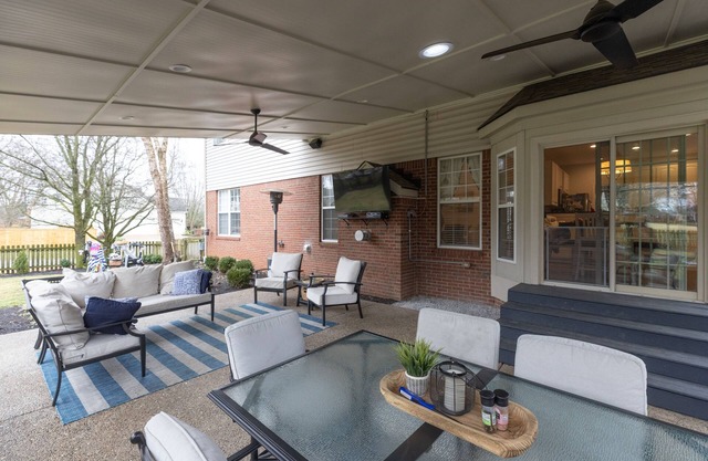 GREAT LOCATION! Shopping, dining very close.Easy, quick access to expressways.