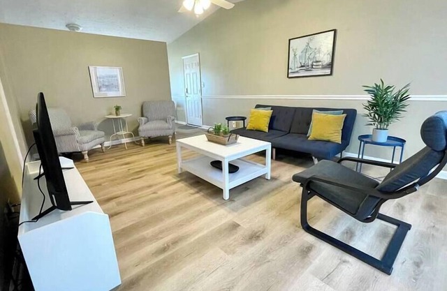 Great Location! Sleeps 9, 15 min to Downtown!