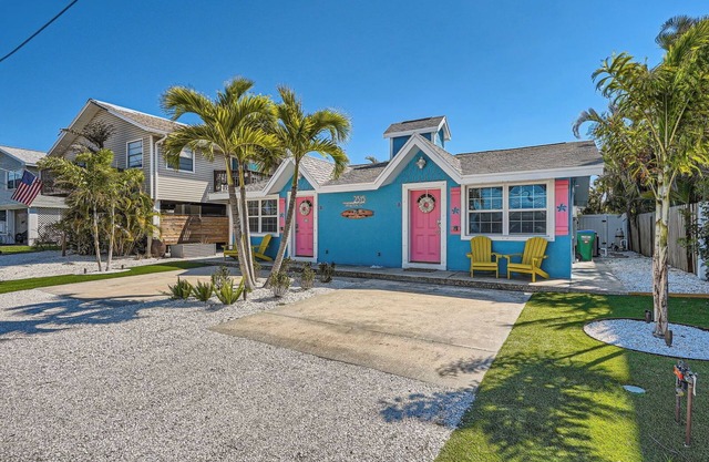 Great Location, steps to beach, 2 bd home w/ private pool