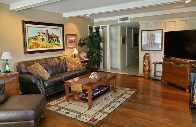 Très bien situé et la valeur! Grande, belle maison sur terrain de golf, piscine privée, un bain