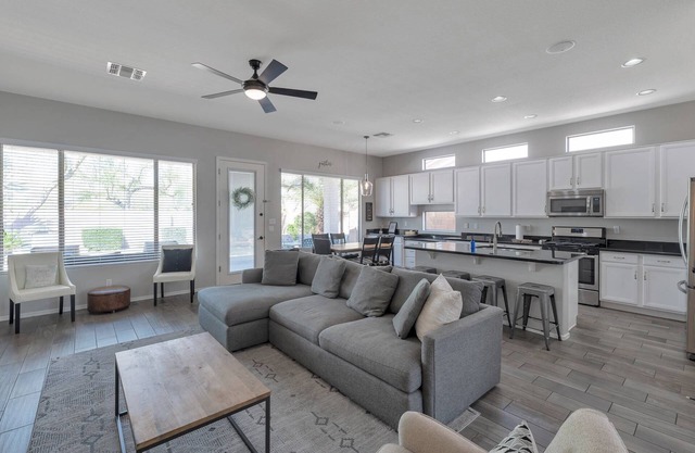 Great Location w/ Private Heated Pool, Near Hiking/Golfing/Shopping/Dining & Mayo Clinic + FREE GOLF