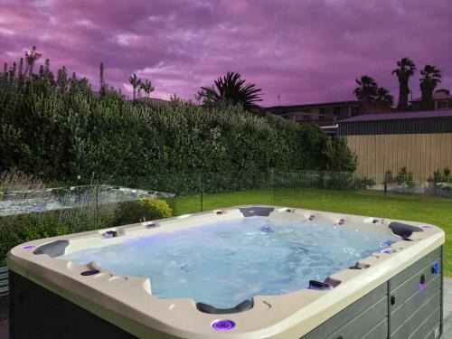 Great Ness Beach House - 10 Person Spa - Pet-Friendly - Netflix - Linen included
