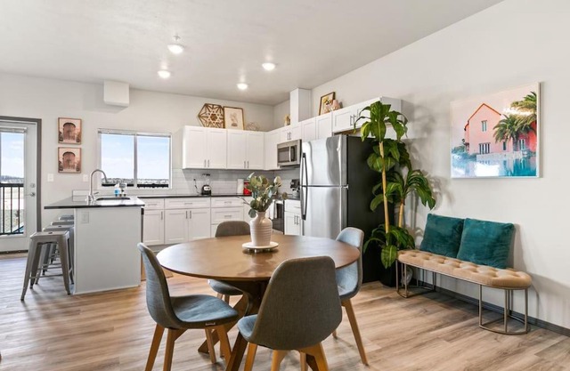 Great New 2 Bed 2 Bath Near Perry District and DT