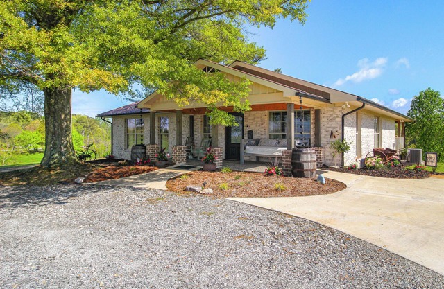 Deck & Yard: 'Margy's Farmhouse' in Jasper
