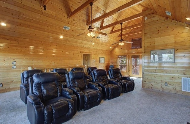 Great Peaks View☀ HotTub, Game room, Theater, 10 min to Parkway, Mountain Views