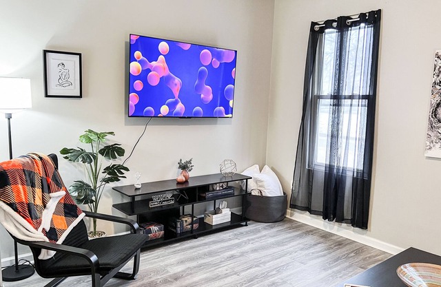 Great PITT Location - 2BR w/Fast Wifi + Free Parking!