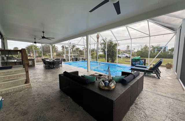 New Listing / Great Vacation Retreat 3/2 Maison avec piscine sur le canal avec ponton élévateur