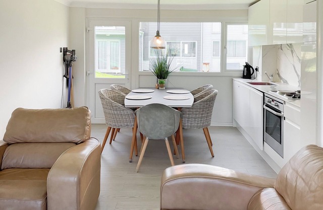 Great property close to Freshwater East Bay, perfect for a family break.