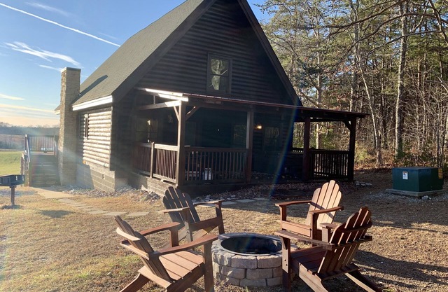 Great rates for a 2B/2B cabin by Fall Creek Falls! Book your summer vacay now!