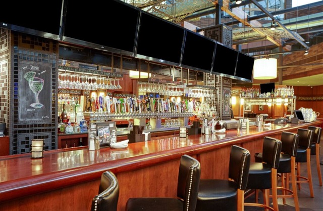 Great Relaxing Overnight Stay! 4 Classy Units, Free Parking, Onsite Bar