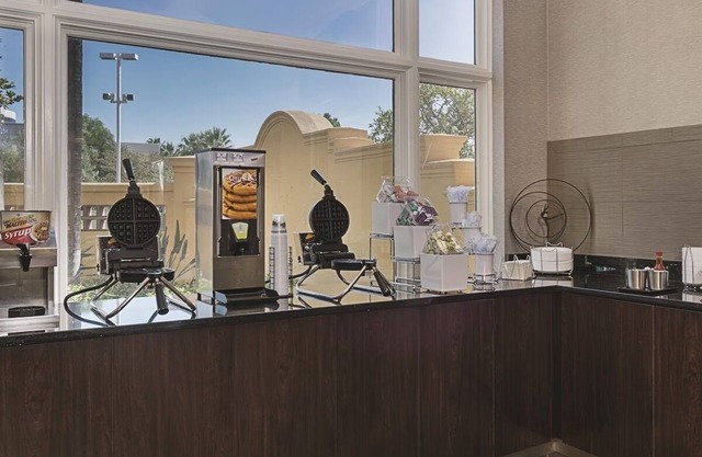 Great Relaxing Overnight Stay! 4 Relaxing Units! Pool Access, Free Parking!