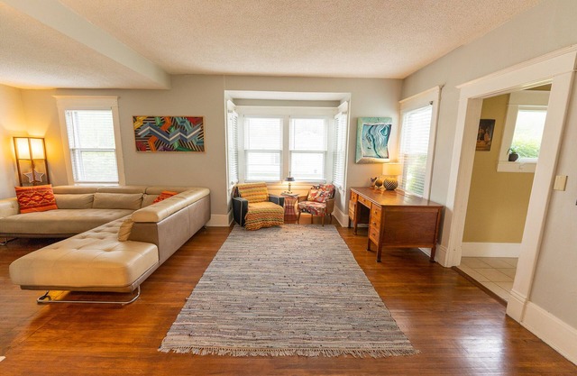 Great Space! 2 Blocks from Downtown Lee's Summit!