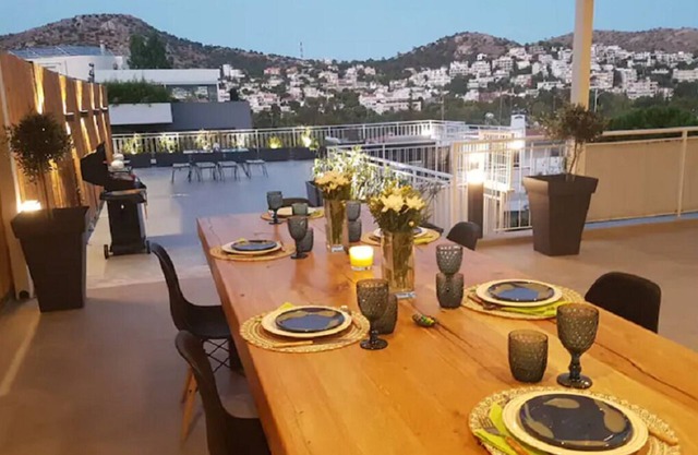 Vue parfaite sur Vouliagmeni sur une terrasse EXCLUSIVE