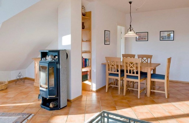 Great top floor apartment with loggia and wood-burning stove - only 40 m to the beach! - Sea view