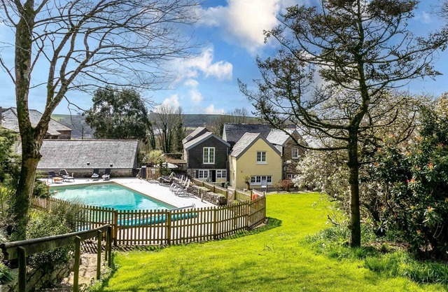 Great Trethawle - a house that sleeps 14 guests in 7 bedrooms