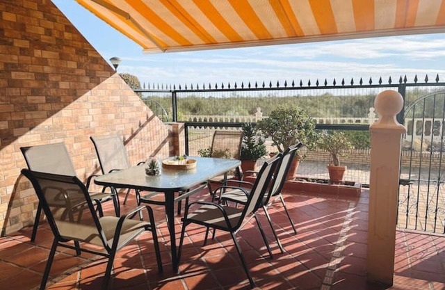 Great vacation home & sun terrace right by the sea