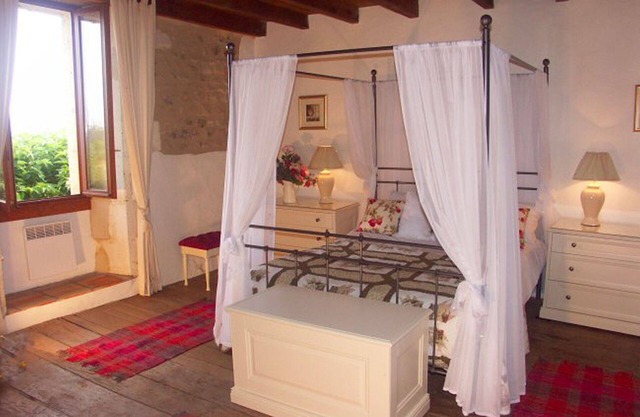 GRANDE VALEUR 300yr ancienne ferme de superbes vues, piscine, WIFI, la télévision britannique, près Longeveau