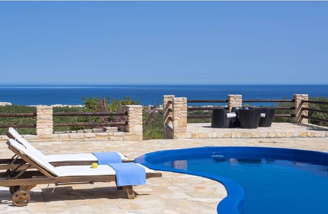 Villa privée de 3 chambres avec piscine. Entouré d'oliviers. Grecian Villas Dias