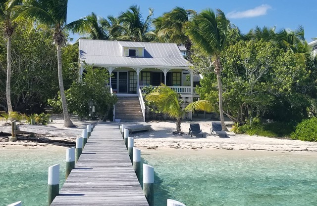 Green Bananas Cottage avec plage de sable et quai privé