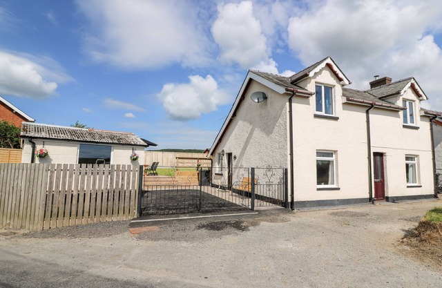 GREEN COTTAGE, pet friendly, character holiday cottage in Rhayader