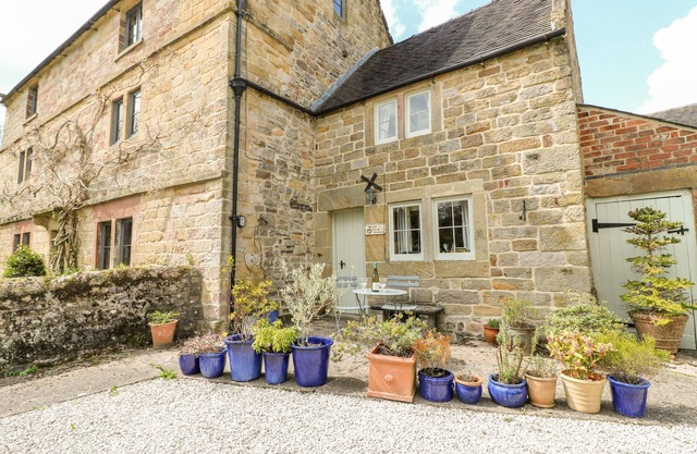 GREEN FARM COTTAGE, romantic, character holiday cottage in Hognaston