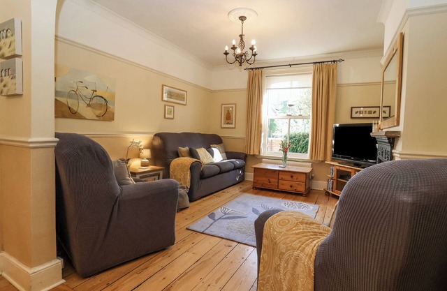 GREEN GATE COTTAGE, pet friendly, with open fire in Reydon