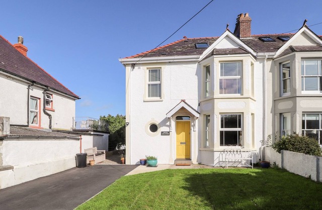 GREEN MEADOWS, pet friendly, with open fire in Newport, Pembrokeshire