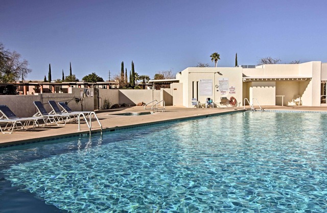 Green Valley Townhouse w / Patio & Resort Services!