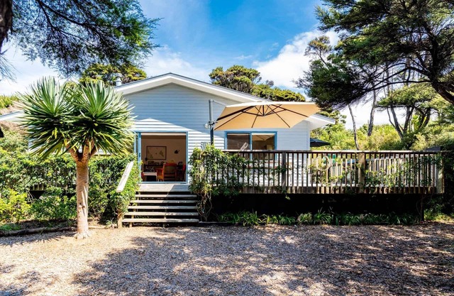Drift Away - This cute cottage is dog friendly and located in a quiet cul-de-sac. It is warm and sunny with relaxing views to the sunset and Brynderwyn hills. Handy to surf beach, estuary, golf course, shops, wineries and Mangawhai Activity Zone.