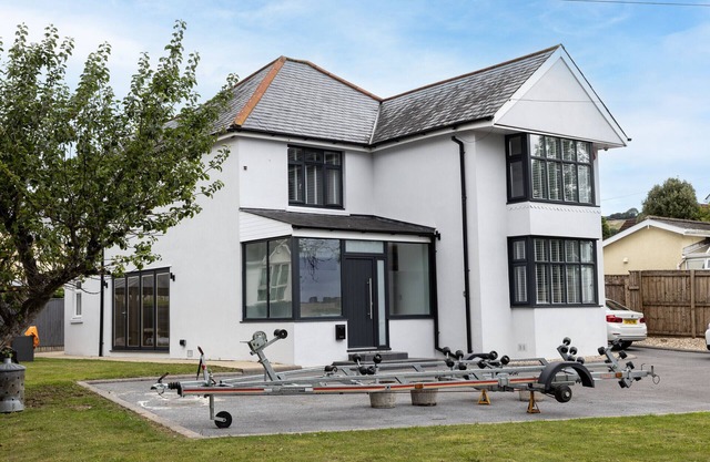 Greenacre - close to beaches with hydropool spa