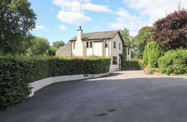 GREENBANK COTTAGE, pet friendly in Bowness-On-Windermere