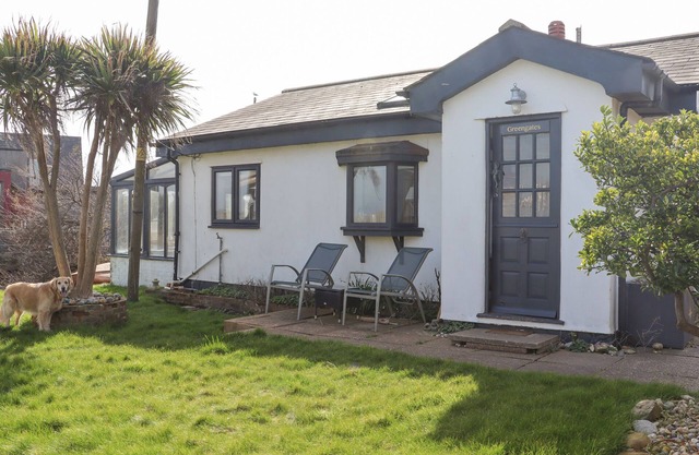 GREENGATES, pet friendly, character holiday cottage in Camber