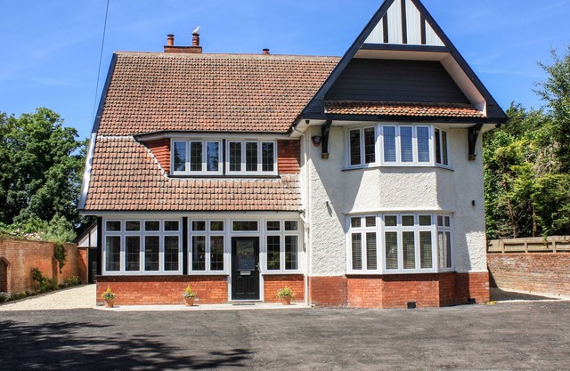GREENLAWNS, pet friendly, luxury holiday cottage in Burnham-On-Sea