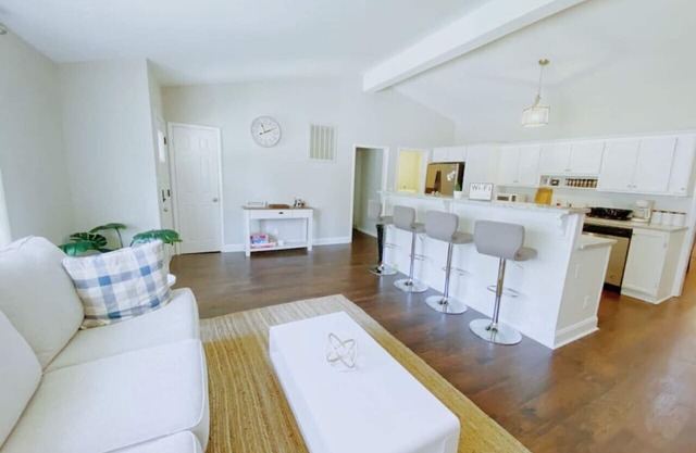 Greenleaf (HSV) · 「Greenleaf」Stylish & Bright 4 bd / 3 ba Vacation