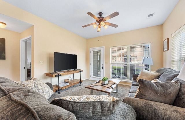 Greenside Getaway - POOL , GOLF, SDC , SHOWS , SHOPPING ,FISHING