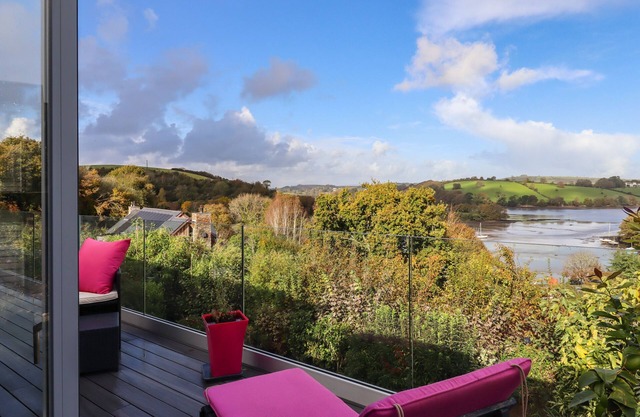 GREENSLADES VIEW, romantic, country holiday cottage in Dittisham