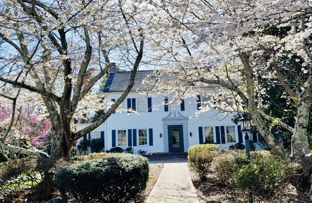 NEW! Luxurious Historic Home <5mins to Market & HPU. Sleeps 15