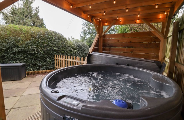 GREENWAYS, pet friendly, with hot tub in Malvern