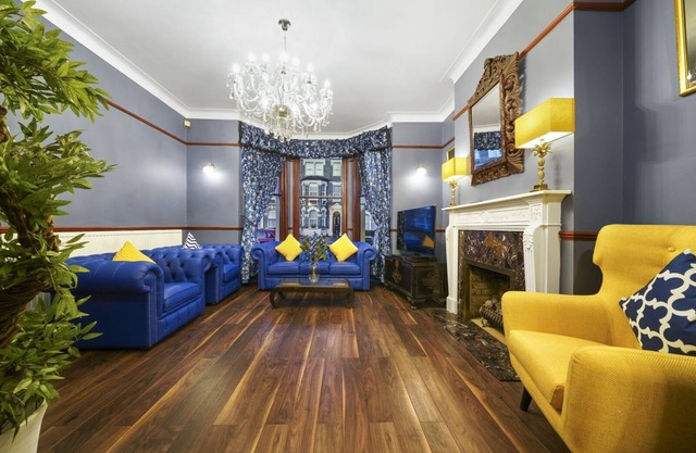 Greenwich Manor Gorgeous Hideout in Central Location
