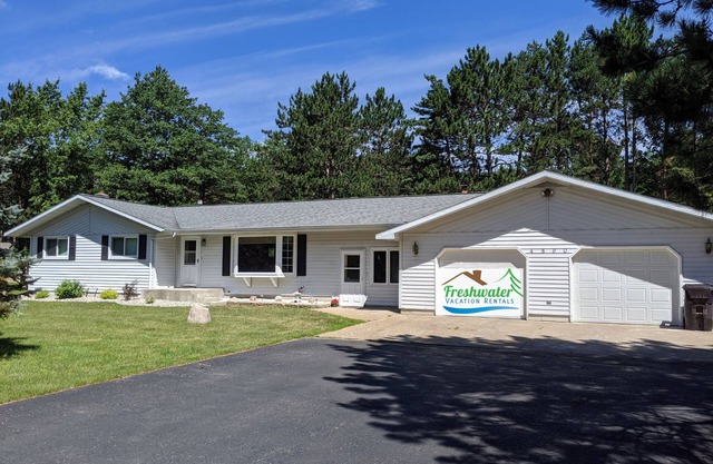 Greenwood Getaway (Escanaba, MI): Ouvert toute l'année! Proche du centre-ville d'Escanaba, accepte les animaux domestiques
