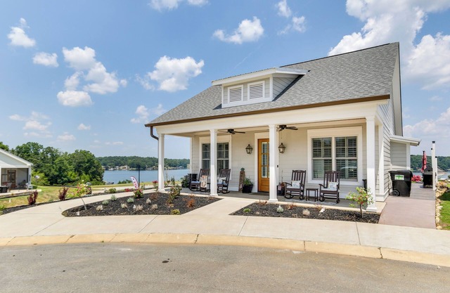 Greenwood Getaway w/ Furnished Patio & Lake View