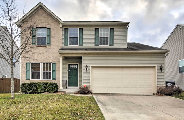 Greenwood Home: 15 Mi to Indianapolis!