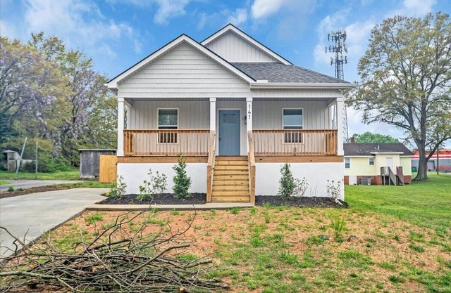Greer Urban Retreat 3-bedroom house near DT Greer!