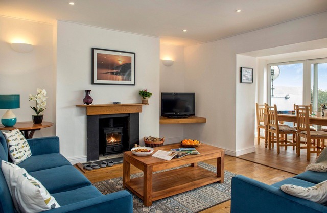 Grenville - A Coastal Cottage with Hot Tub & Stunning Views