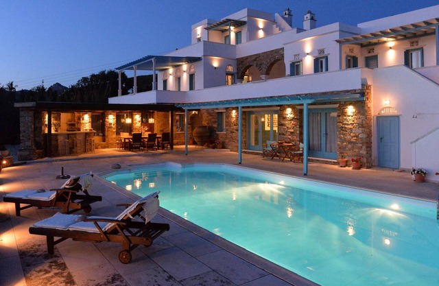 NOUVEAU! Belle villa avec piscine et grande terrasse surplombant la mer