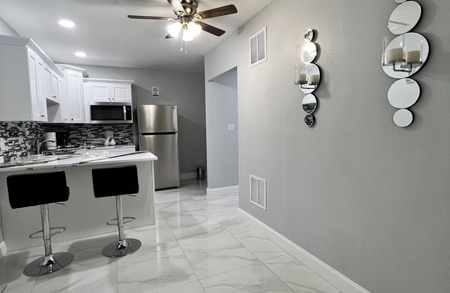 Grey Novo Studio w/parking-internet near to airport