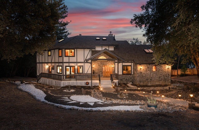 Greystone Manor- HUGE home with sleeping for 21!